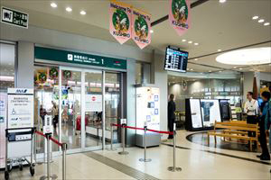 1. 도착 출구는 국제선, 국내선 모두 1군데입니다.