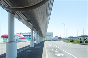 4. 출구 우측에 있는 일반차량, 버스 승차장의 더욱 안쪽에서 픽업 차량을 이용하실 수 있습니다.