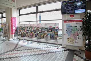 山形空港内に設置されている観光情報ガイドブック