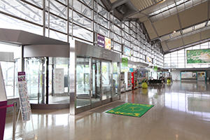 6. 출구로 나와 우측으로 이동합니다.