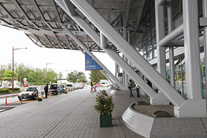 7. 출구로 나와 우측으로 이동합니다.