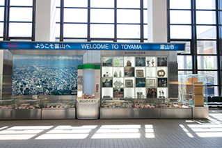富山空港内にある観光と物産の展示物