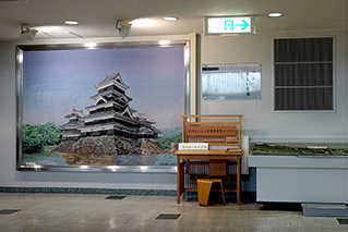 松本空港内にある松本城の写真