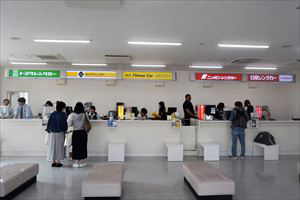 3. 공항 빌딩 아넥스 내에 모든 렌트카 회사들의 접수 카운터가 모여 있습니다.