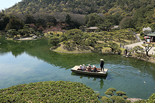 高松空港から車で約30分の栗林公園