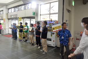7. [다른 렌터카 회사를 이용할 경우】 도착 로비에 대기하고있는 렌트카 회사 직원에게 얘기해 접수를 실시합니다.