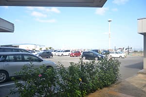 5. [오릭스 렌트카 미야코 공항 카운터 점의 경우】 건물 옆에 주차장이 있습니다.