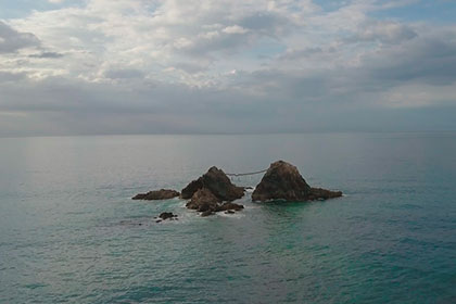 夫婦岩と海