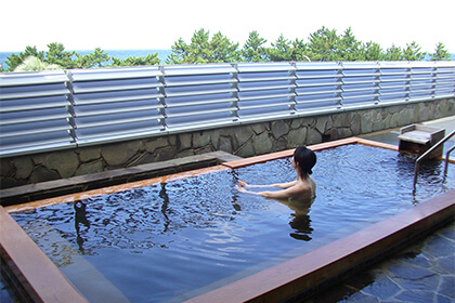 金印の湯と温泉に浸かる女性