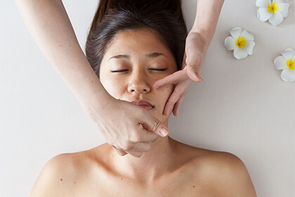 マッサージをうける女性