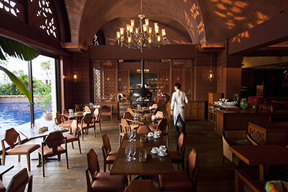 ザ・ラウンジ オン ザ ウォーター