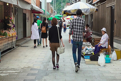 呼子朝一を歩くカップル