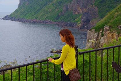 立待岬から海を眺める女性