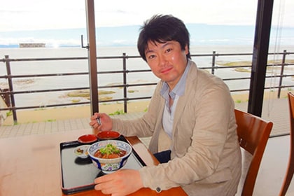 本マグロ漬け丼を食べる男性