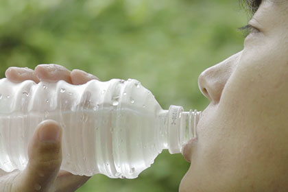 ペットボトルで名水を飲む
