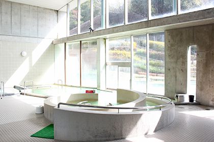 光が差し込む内湯