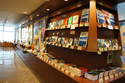 書籍が並ぶ交流ホール