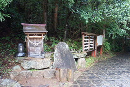 千尋の滝付近の祠