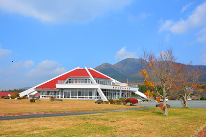 赤い屋根の瀬の本レストハウス