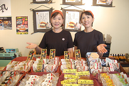 店内でどら焼きを紹介するスタッフ