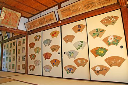 センスの絵が描かれた障子