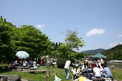 庭でのバーベキュー風景