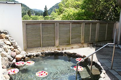 露天バラ風呂