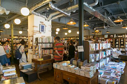 書籍が並ぶ店内