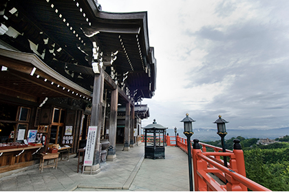 横から見た本堂