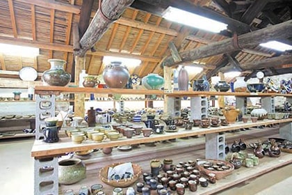 内観と複数の陶器