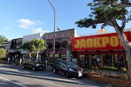 車道と複数の店舗