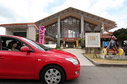 道の駅ゆいゆい国頭外観と車