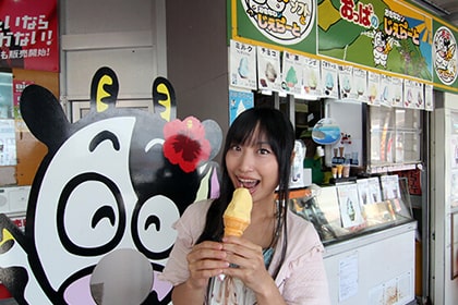 ソフトクリームを食べる女性