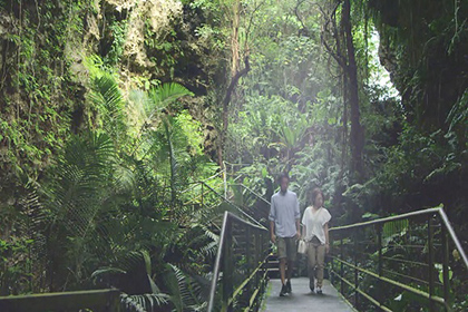 ガンガラーの谷を歩くカップル