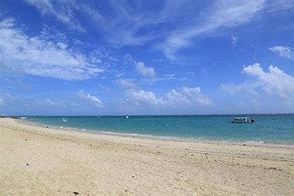 新原(みーばる)ビーチの青い海と砂浜