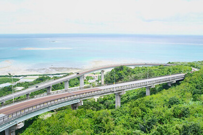 ニライカナイ橋の頂上付近からの全体写真