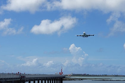 海中道路の上空と飛行機