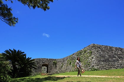 座喜味城跡と散策する女性