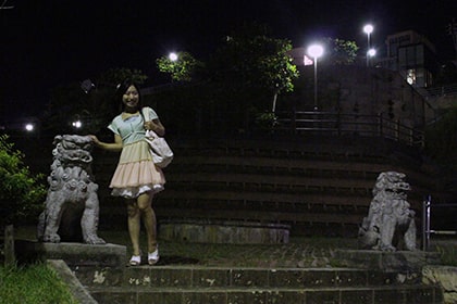 謝苅公園の階段と女性