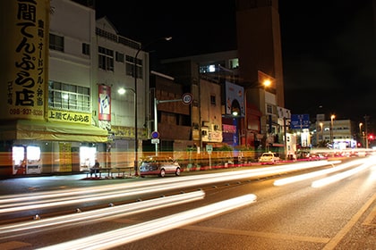 夜の沖縄市ゲート通り