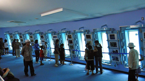 青が重なる池間ブルーと海中を眺める