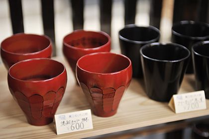 赤と黒のコップ