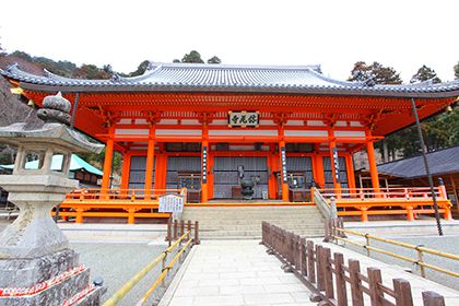 朱色が映える本堂