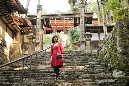 石段を歩く女性