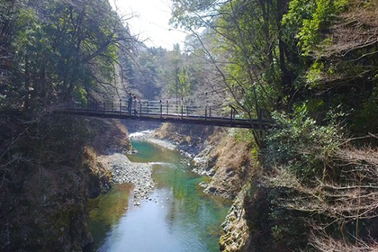 氷川小橋を渡るカップル
