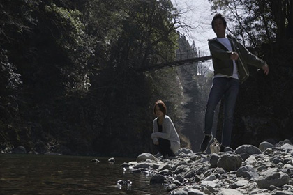 氷川小橋の河原で遊ぶカップル