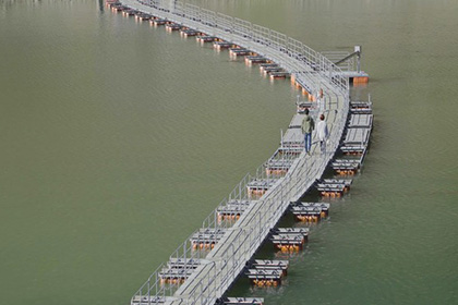 奥多摩湖の浮橋を歩くカップルの空撮