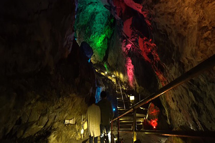 日原鍾乳洞内部を歩くカップル