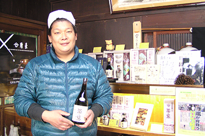 お酒を持つ男性