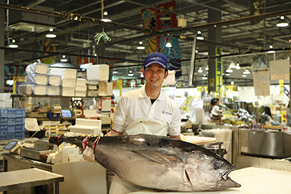 マグロを持つ男性